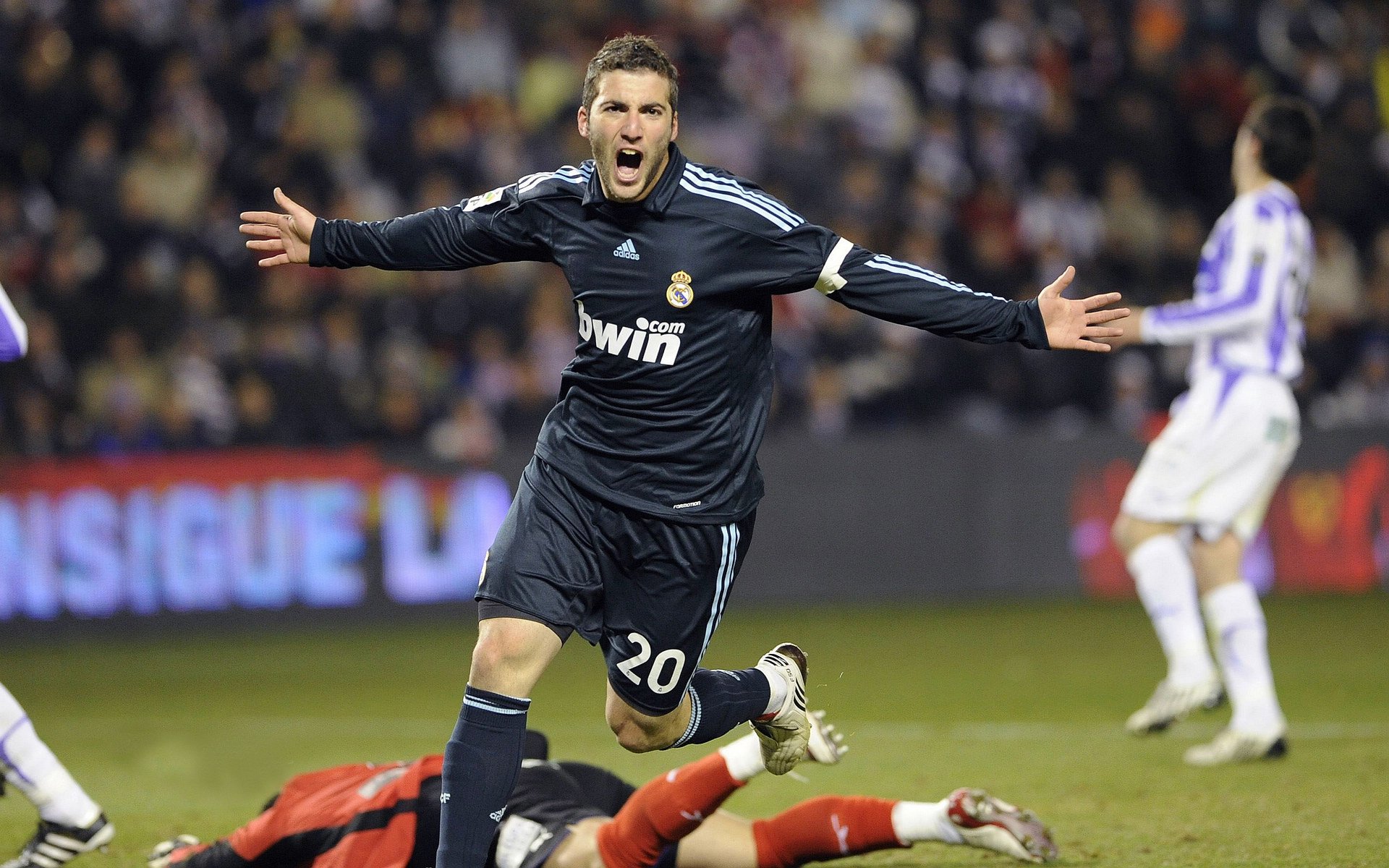 奥亚尔萨瓦尔一锤定音，当曼联遭遇卡塔尔资本，西班牙利刃用实力书写新篇章